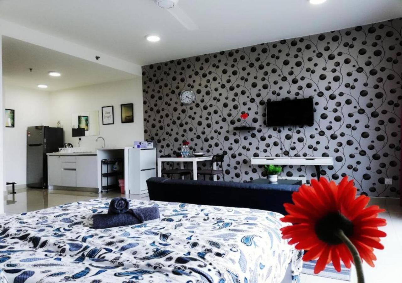 Peanut Butter Homestay #Trefoil Setia City Сетия Алам Екстериор снимка