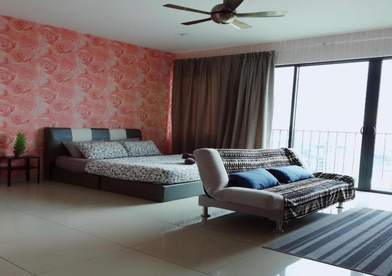 Peanut Butter Homestay #Trefoil Setia City Сетия Алам Екстериор снимка
