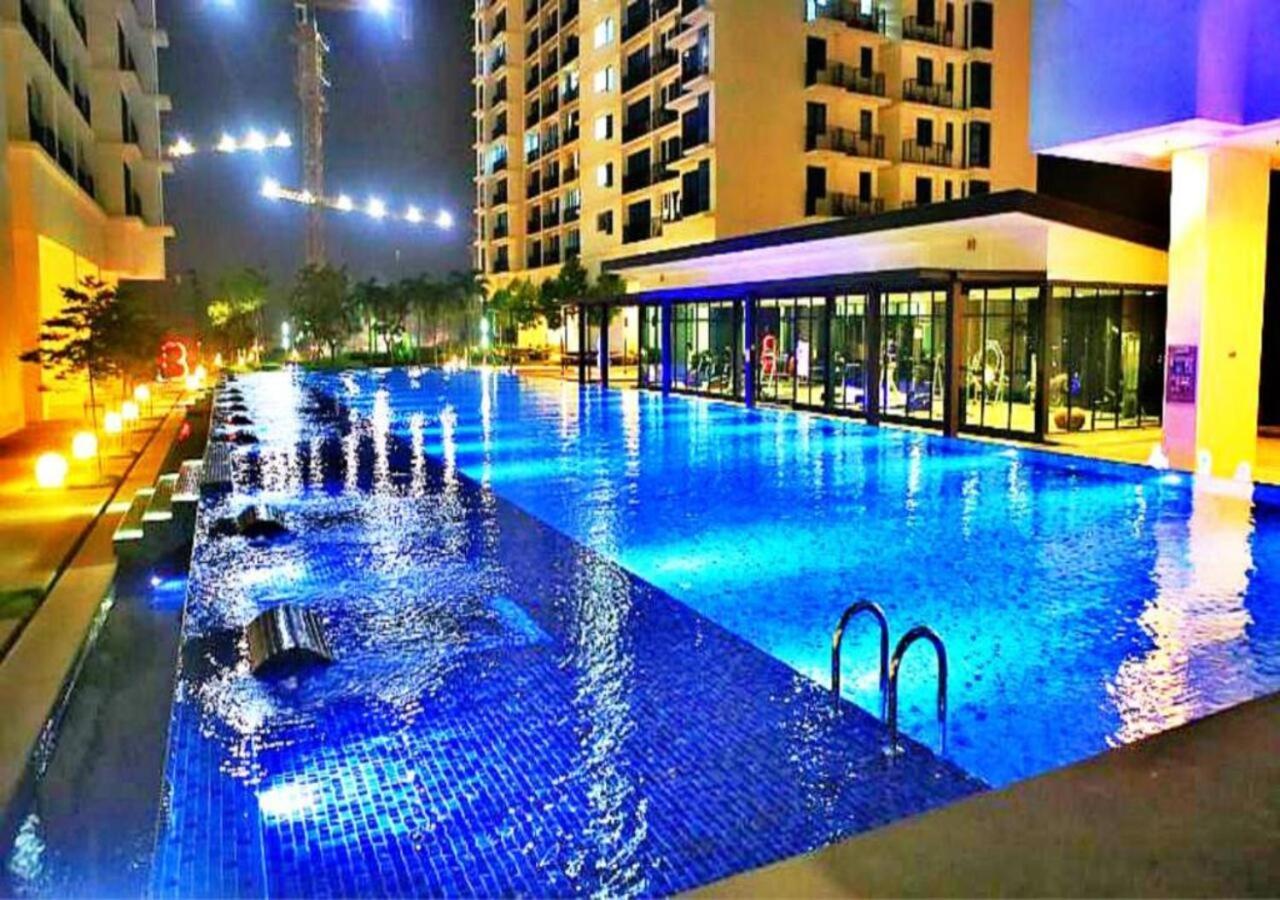 Peanut Butter Homestay #Trefoil Setia City Сетия Алам Екстериор снимка